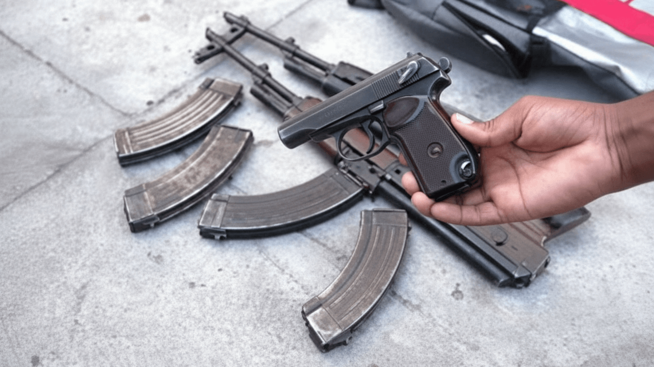 Detidos em Gaza por porte ilegal de armas e roubo de veículos