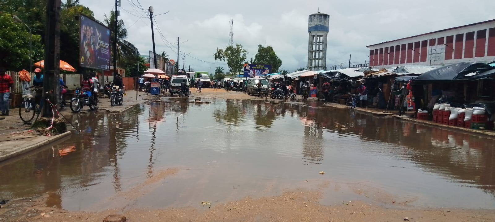 Chuvas intensas condicionam circulação na Avenida FPLM em Quelimane