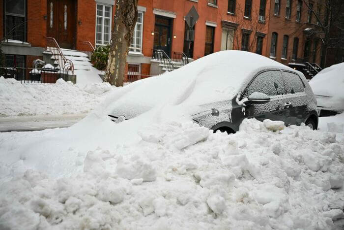 Tempestade de inverno congela rios e paralisa comunidades nos Estados Unidos