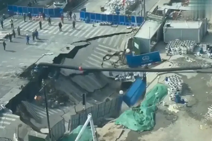 China: Cratera gigante engole parte de avenida em Xangai