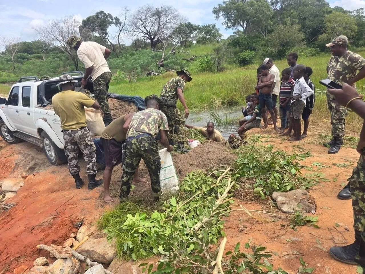 Militares reparam ponte em Cabo Delgado após chuvas intensas