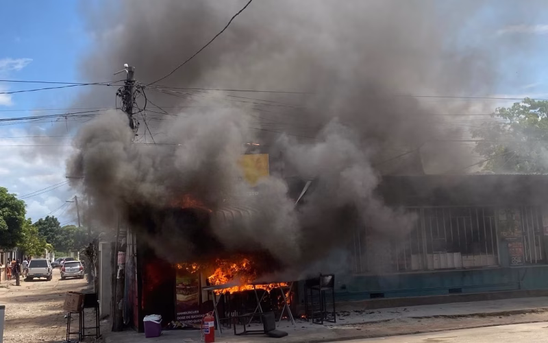 Incêndio devastador atinge fast food em Matola