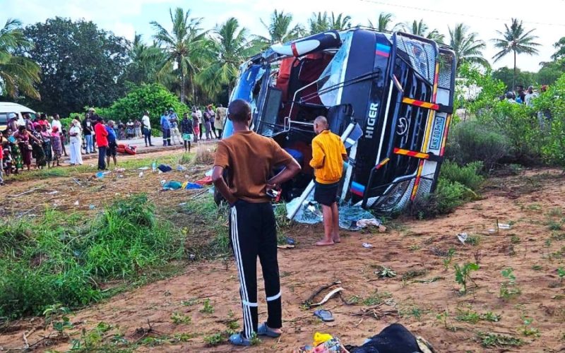 Sinistro rodoviário em Zavala resulta em uma morte e 19 feridos