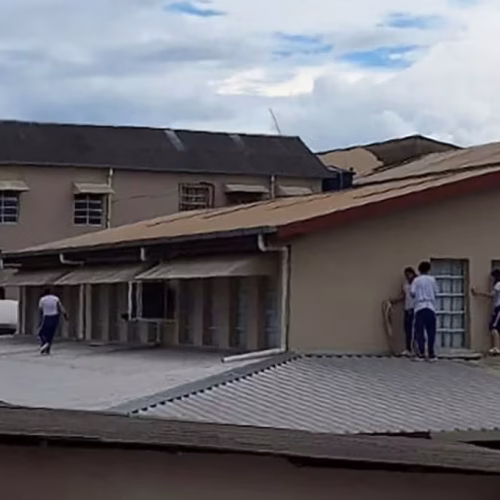 Aluno de 13 anos mata duas pessoas em escola no Brasil
