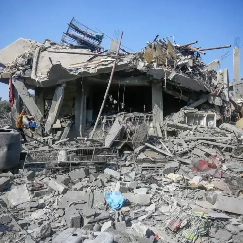 Ataques na Faixa de Gaza causam 11 mortes e agravam tensão no cessar-fogo