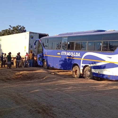 Autocarro encalha em cratera e deixa 70 passageiros em apuros na EN em Sofala