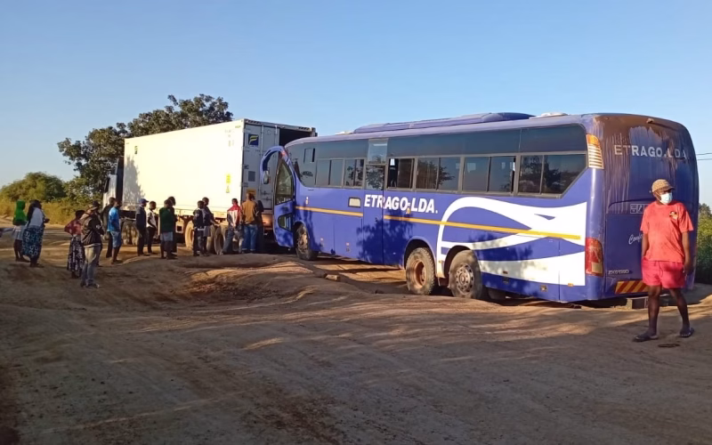 Autocarro encalha em cratera e deixa 70 passageiros em apuros na EN em Sofala