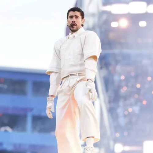 Bad Bunny dispara em streams após show histórico no Super Bowl