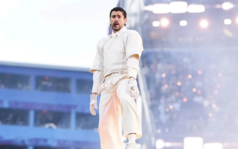 Bad Bunny dispara em streams após show histórico no Super Bowl