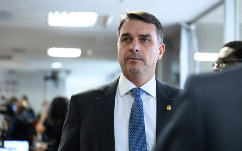 Bolsonaro indica filho mais velho como candidato à presidência