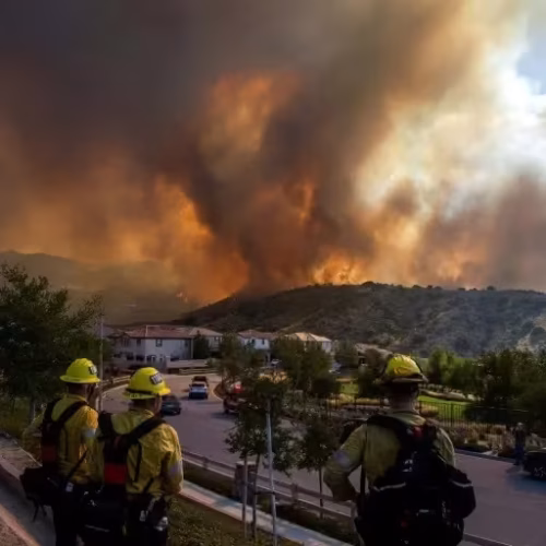 Califórnia enfrenta novo incêndio florestal com risco de evacuações