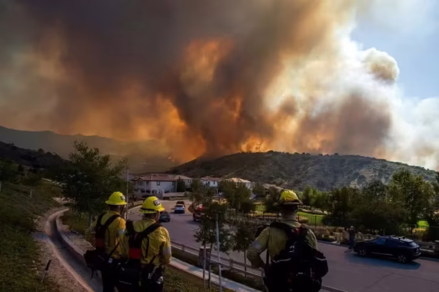 Califórnia enfrenta novo incêndio florestal com risco de evacuações