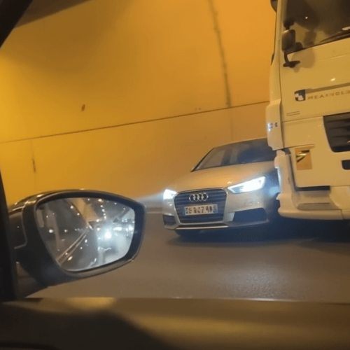 Camião arrasta carro sem motorista dar conta durante 300 metros
