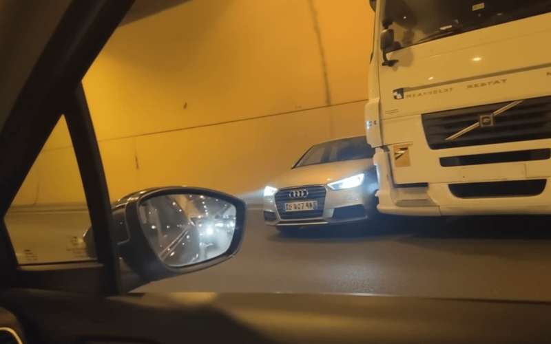 Camião arrasta carro sem motorista dar conta durante 300 metros