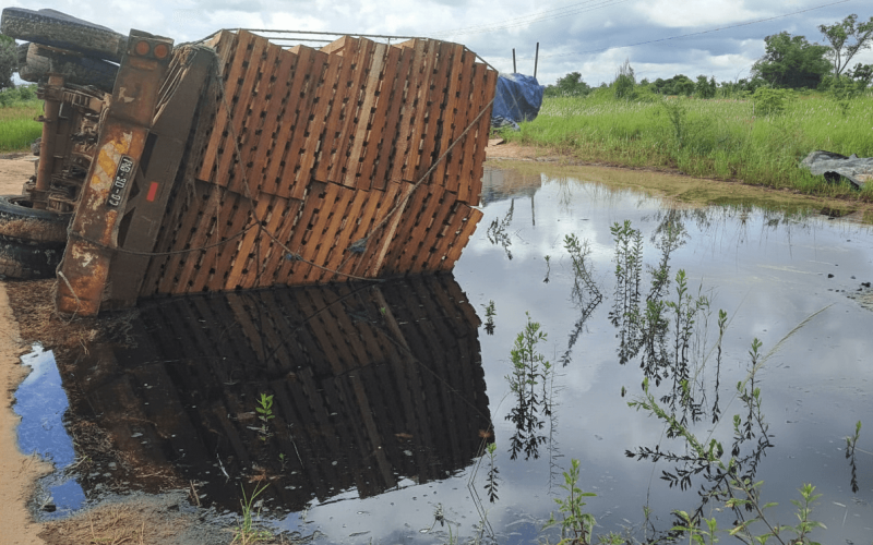 Camião despista e provoca derrame de óleo na N282 em Sofala