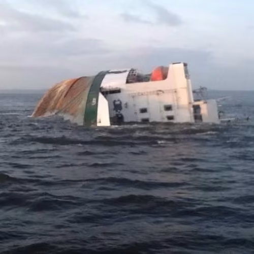 Cargueiro afunda na costa da Grécia após colidir com rochas