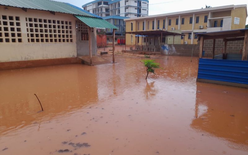 Chuvas intensas inundam Centro de Saúde Eduardo Mondlane em Pemba