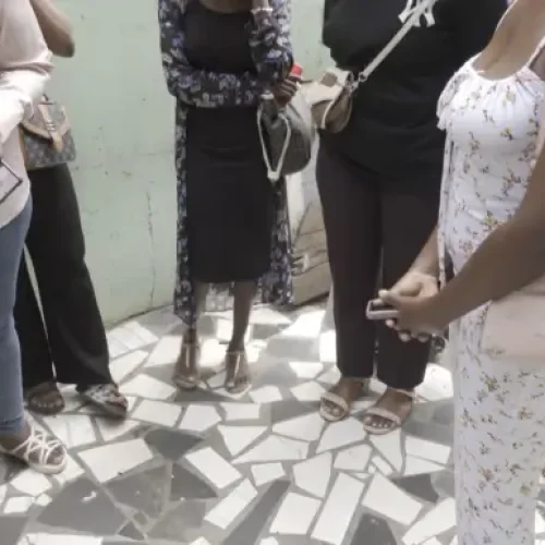 Cerca de cem mulheres exigem devolução de dinheiro após alegada burla em vendas online