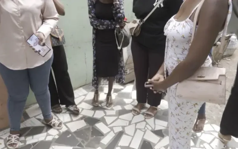 Cerca de cem mulheres exigem devolução de dinheiro após alegada burla em vendas online