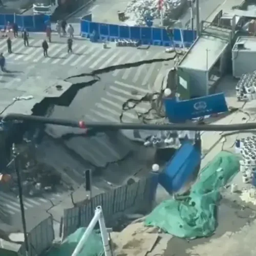 China: Cratera gigante engole parte de avenida em Xangai