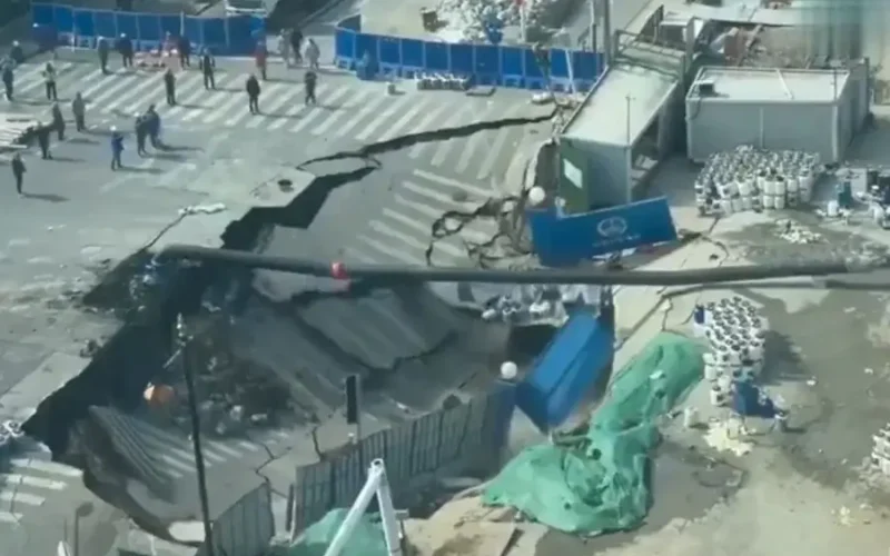 China: Cratera gigante engole parte de avenida em Xangai