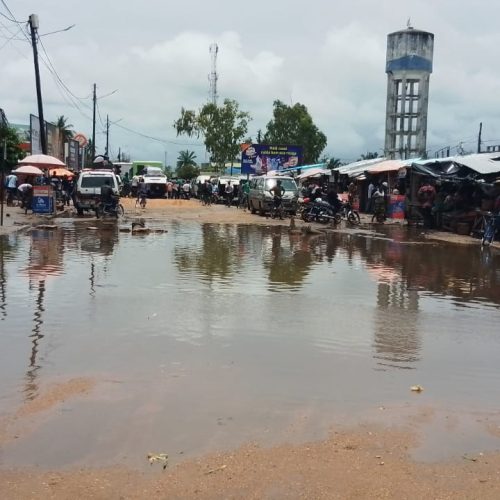 Chuvas intensas condicionam circulação na Avenida FPLM em Quelimane