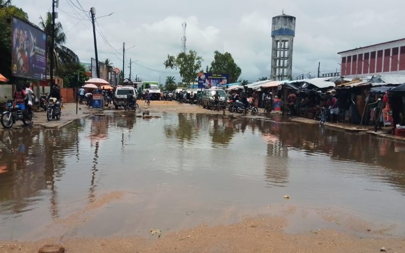 Chuvas intensas condicionam circulação na Avenida FPLM em Quelimane