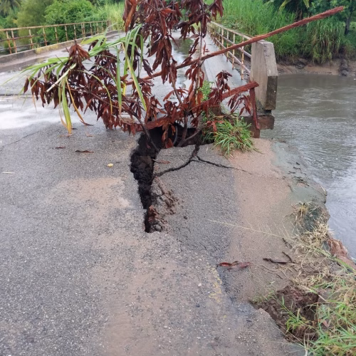 Circulação interditada na estrada R642 devido a danos na ponte de Mugogoda