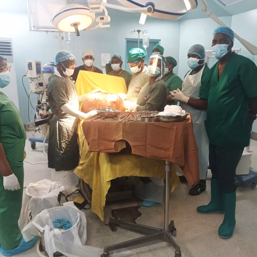 Cirurgia remove quisto de 20 kg de ovário de adolescente com sucesso