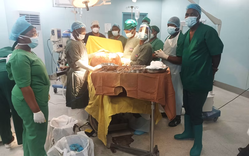 Cirurgia remove quisto de 20 kg de ovário de adolescente com sucesso