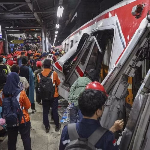 Colisão entre comboios na Indonésia resulta em pelo menos 14 mortes