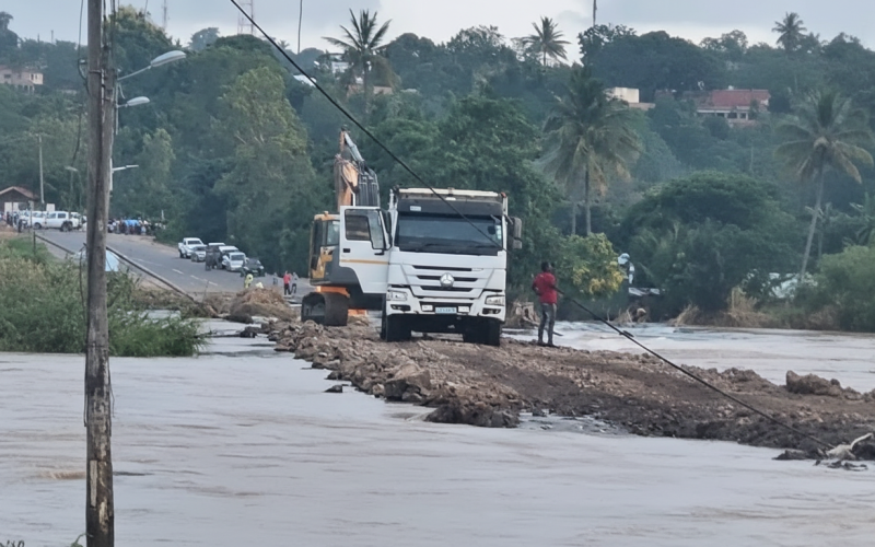 Concluído tapamento do último rombo na EN1 em Xai-Xai