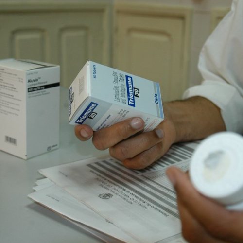 Cortes de fundos deixam milhões sem testagem e tratamento contra o HIV