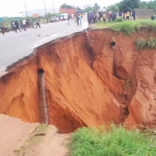 Cratera bloqueia trânsito na N1 em Pemba