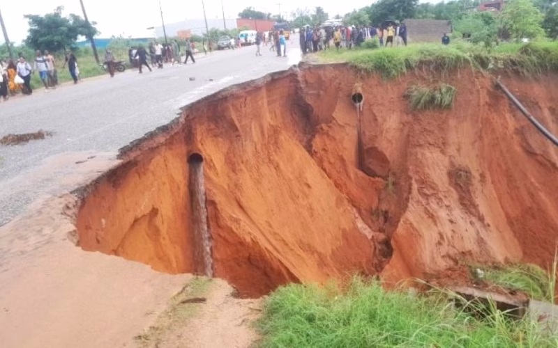 Cratera bloqueia trânsito na N1 em Pemba