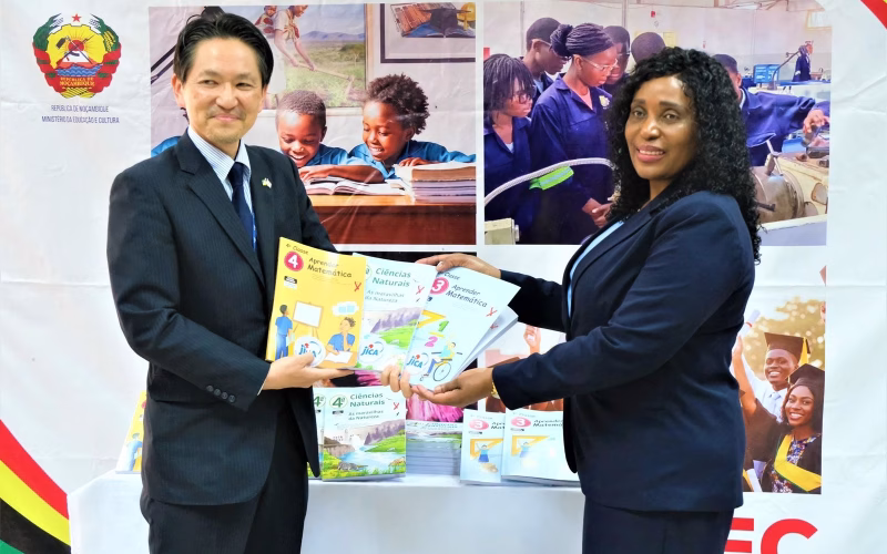 Crianças afectadas por inundações recebem 870 livros escolares em Moçambique