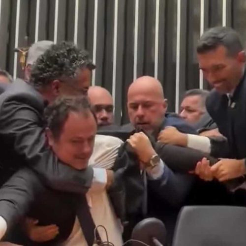 Deputado brasileiro retirado após ocupar à força após ocupar mesa da presidência