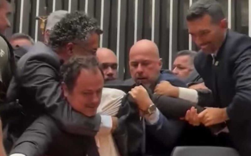 Deputado brasileiro retirado após ocupar à força após ocupar mesa da presidência