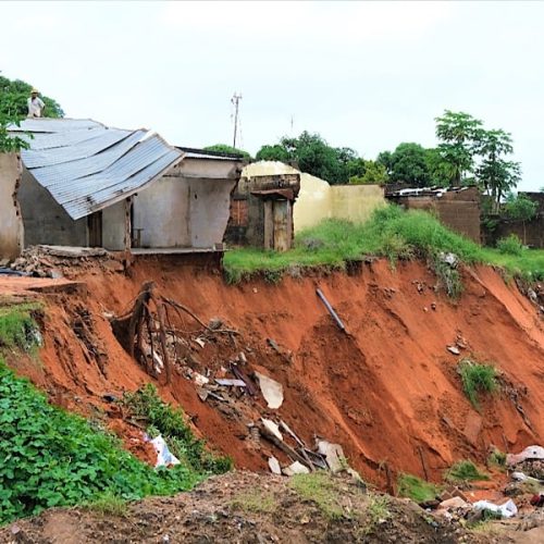 Desabamento de residência alerta para risco em Maputo