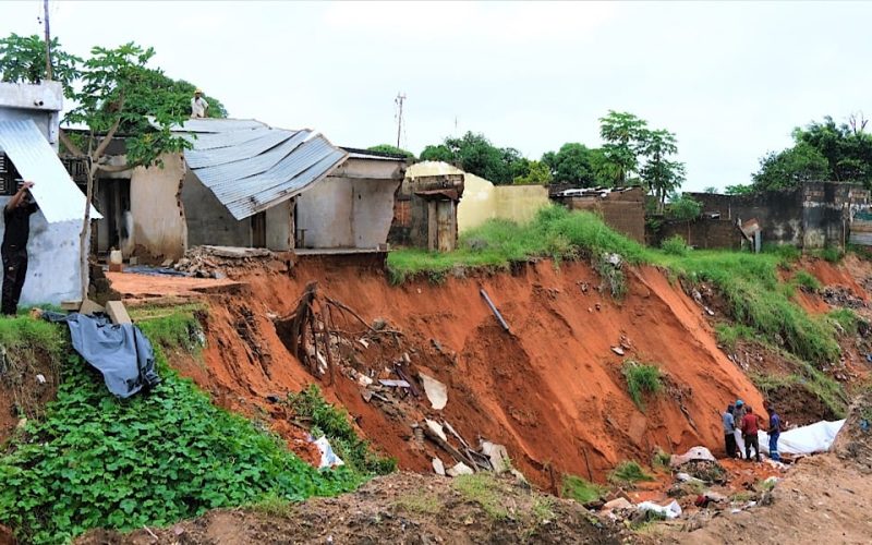 Desabamento de residência alerta para risco em Maputo