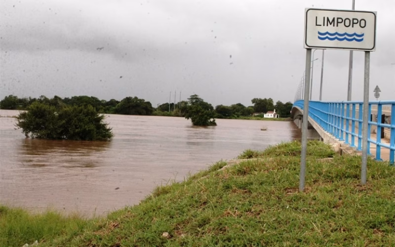 Homem desaparece após desafiar águas transbordadas do Limpopo