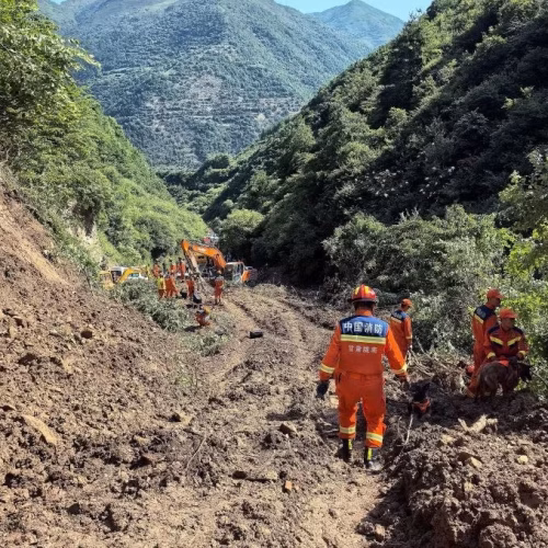 Pelo menos 33 pessoas soterradas em deslizamento de terras no noroeste da China