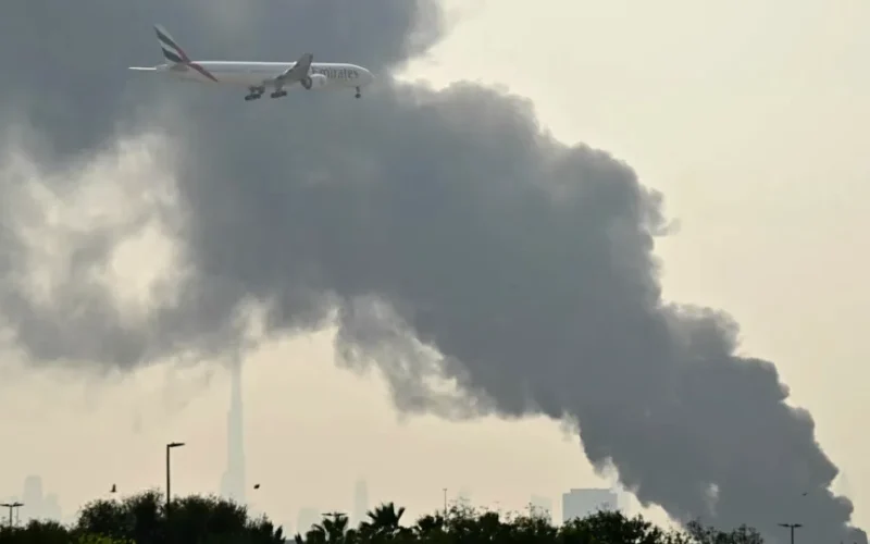 Emirados Árabes Unidos reabrem tráfego aéreo após ataques iranianos