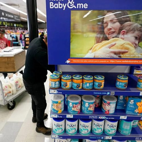 Empresas lácteas retiram leite em pó para bebés devido a contaminação por toxina