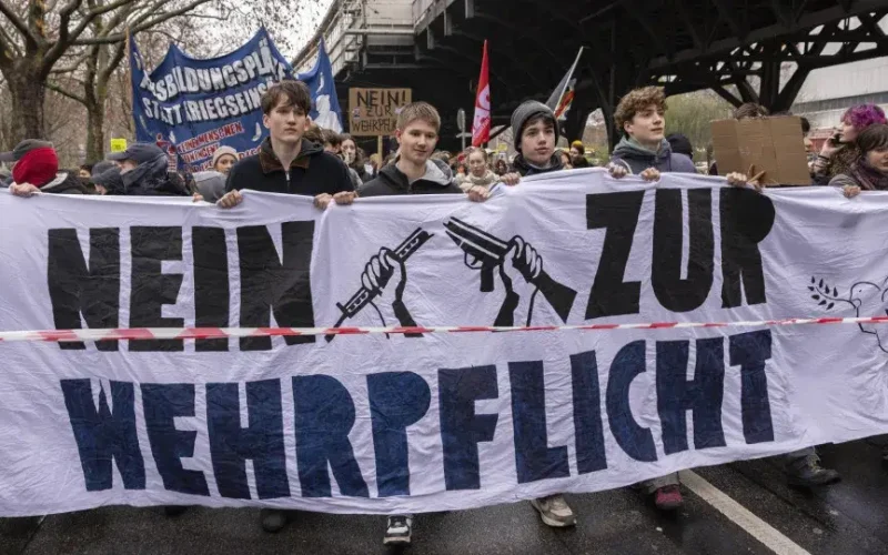 Estudantes na Alemanha protestam contra regresso do serviço militar voluntário