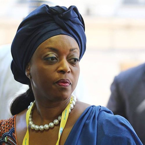 Ex-ministra da Nigéria acusada de gastar milhões de euros provenientes de subornos
