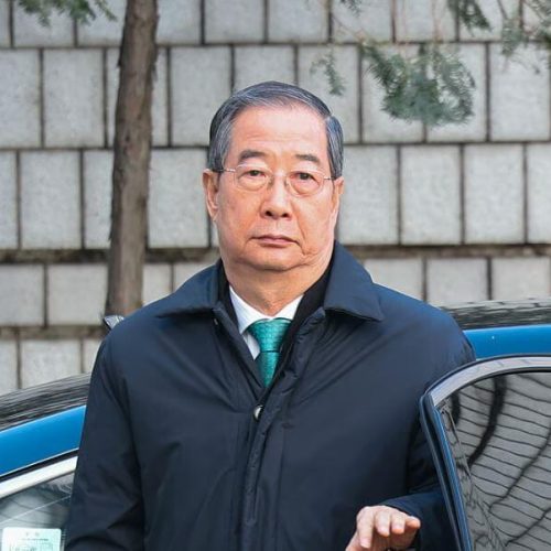 Ex-primeiro-ministro sul-coreano condenado a 23 anos por envolvimento na lei marcial