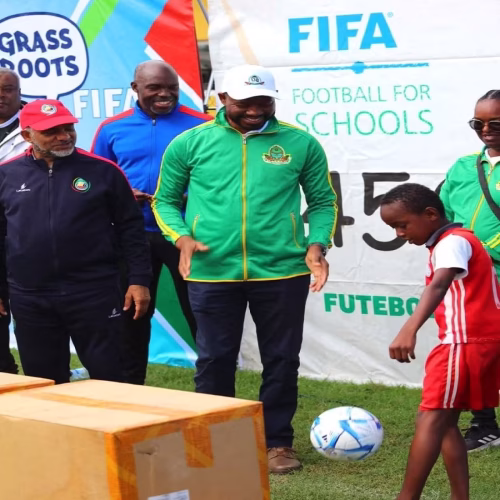 FMF distribui 1200 bolas para impulsionar futebol escolar em Moçambique