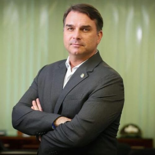 Flávio Bolsonaro anuncia candidatura à presidência do Brasil em 2026