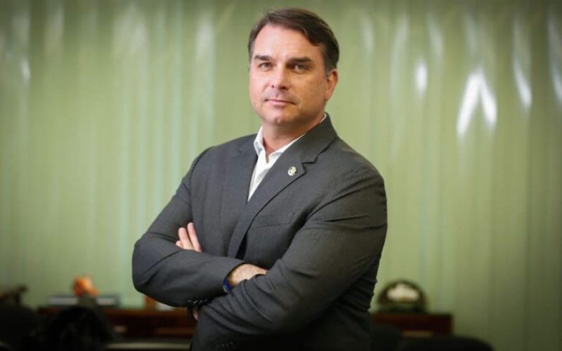 Flávio Bolsonaro anuncia candidatura à presidência do Brasil em 2026